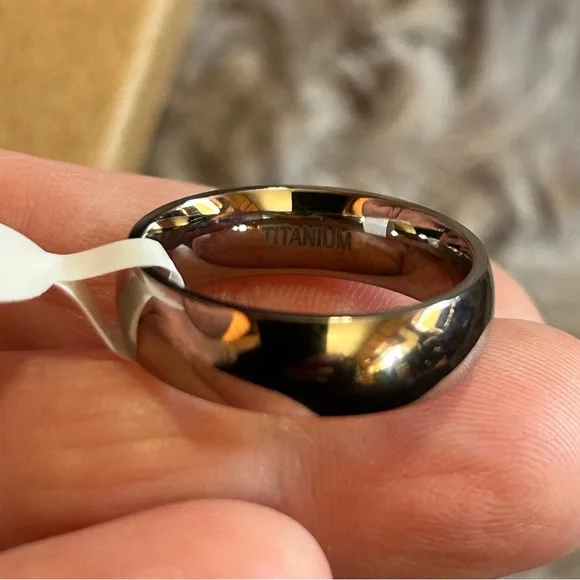 Men’s 6mm polished Titanium comfort band wedding ring NIB 8.5